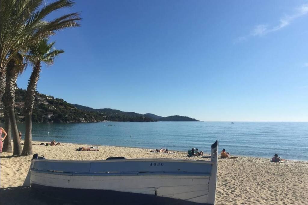 Au Petit Bonheur Vue Mer, Parking, 400M Plage Le Lavandou Εξωτερικό φωτογραφία